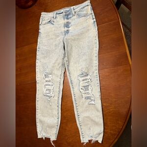Woman’s skinny white wash denim